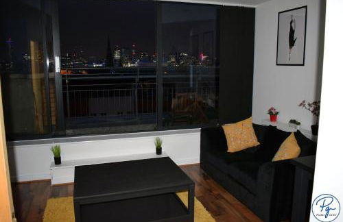 Penthouse - Amazing City Skyline Views - Balcony - FREE extra 2 hours - FREE Parking - Utilita Arena - Bullring Shopping - New St Station- Super King Size Bed - Foto 25