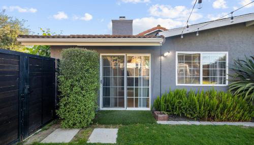 Modern Oceanside Stay with Yard & Laidback Vibes - Foto 5, Garden