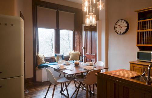 Beautiful, traditional 2 bed flat w free parking - Pass the Keys - Photo 17