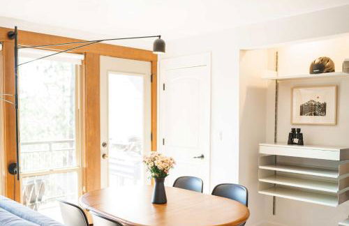 Chic Bend Condo with Fireplace and Forest Views! - Foto 9