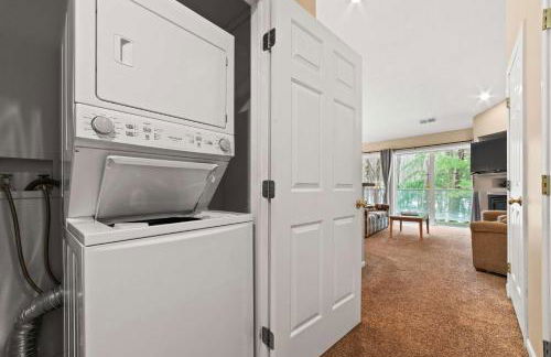 New, Spacious and charming, with a river view, conveniently located near skiing and golf - Foto 25