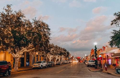 Bird House, Romance Glamping Pup Paradise Near River ADA - Photo 23