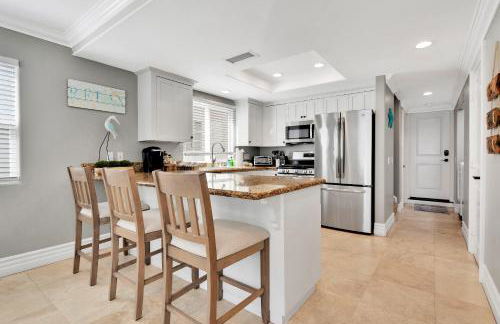 Beach Escape with Patio! 2 Min Walk to Sand & Surf - Foto 10