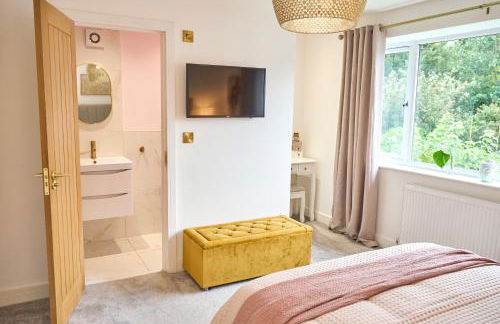 Chic Family Home with Garden Fire Pit & Event Space, Hot Tub - Foto 27