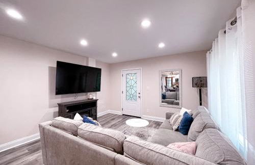 Cheerful & Modern Home w/ a Walkout Deck Area - Foto 6