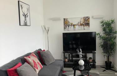 Stylish 2 bedrooms, 2 bathrooms with workspace in Milton Keynes - Photo 1