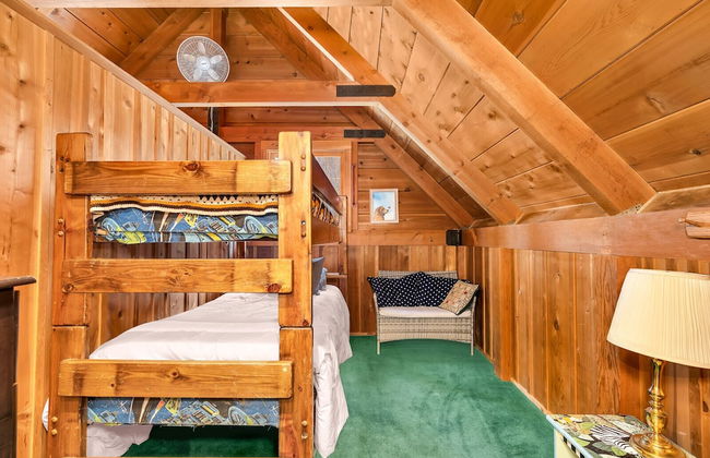 Rustic Knotty Pine - Minutes to the Water! - Foto 6