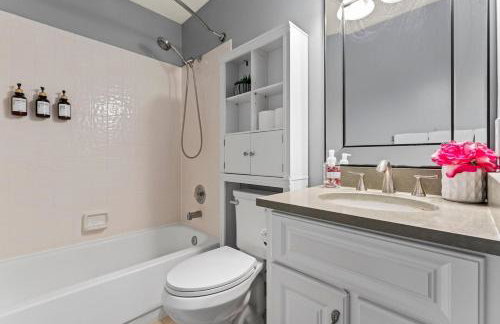 Lakeside Stay Metro, INOVA, Dining & Shops Nearby! - Foto 10