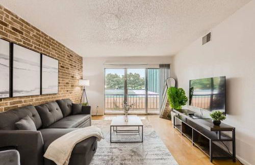 Your 2B Getaway - Walk Dtwn - Sleeps 6 - Pool and Prkg - Foto 14