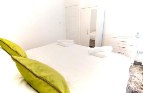 Halford House 3 Bed Town Centre Home from Home with Parking for 2 cars Prime Location Tamworth - Photo 27