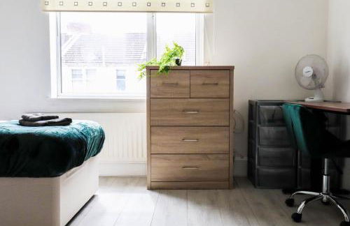 Spacious 4-Bed Home, Perfect Stay with Free WiFi - Foto 67