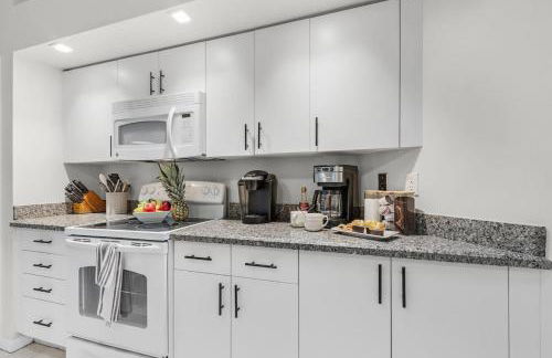 Spacious 3 Bed 3 Bath Pool Home in Naples - Photo 14