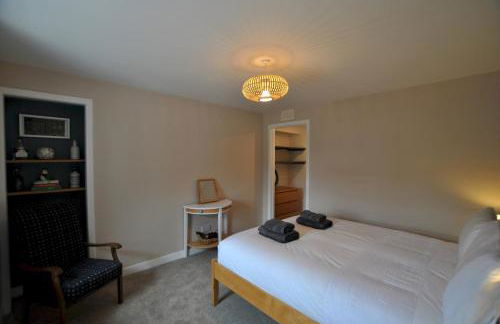 Carpenters Cottage- coastal stay with garden - Foto 13