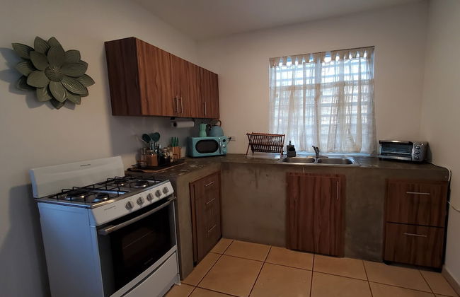 Comfy apartment 8 minute walk from beach - Photo 7