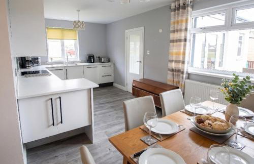3 Bedroom House - Parking - Wifi - Fully Refurbished Throughout - New Kitchen & Bathroom - Foto 5