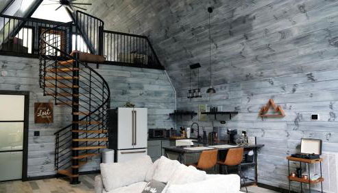 Romantic Escapes in this Stunning A-Frame in North Carolina with Access to a Private Hot Tub and Fire Pit - Foto 3