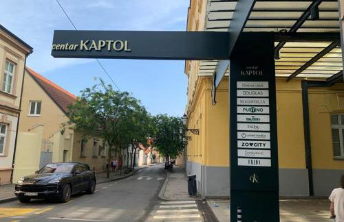 Centrally Chic Studio - Photo 21