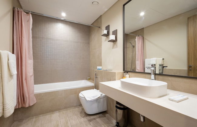 SuperHost - Chic Modern 1BR Apt Retreat with City View - Photo 24