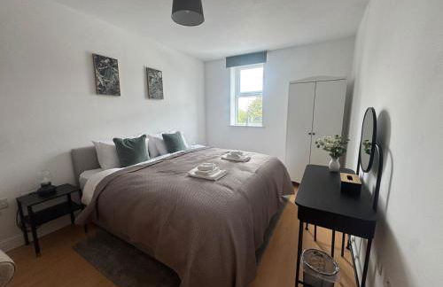 2 bed - 2 bath, gated parking, M62 J27 - Foto 1