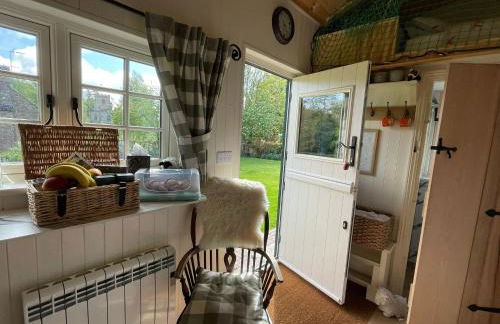 Beautiful Shepherd's Hut - Lois Weedon - Photo 3