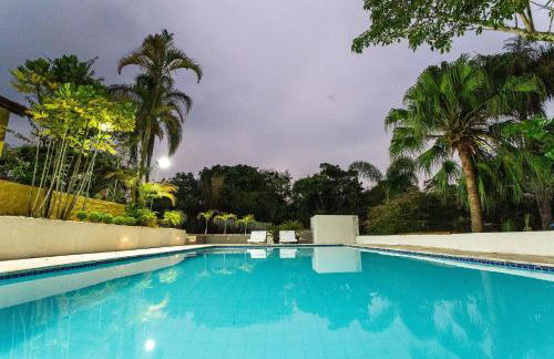 Piscina, jardim, área gourmet e vista arborizada - Foto 8