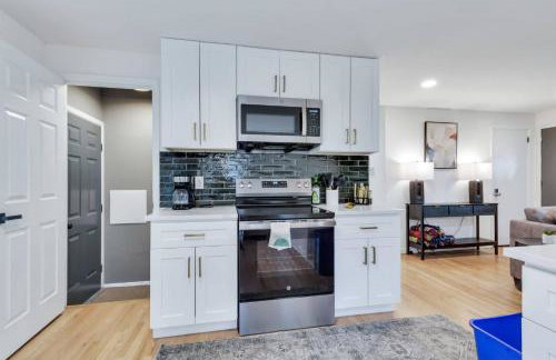 4BD Near DT | Hot Tub, Pingpong & Backyard Fun - Foto 31