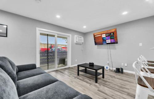 Cozy 2BR Escape close to Dining and Nightlife with WiFi - Foto 14