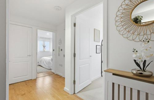 Stylish 2-Bed Apartment - Easy Access to London - Photo 5