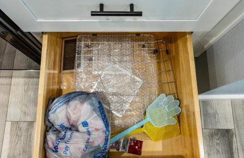 Relax And Sea NEW Luxury Canal-View Escape Gated Community Firepit and Decks - Foto 48