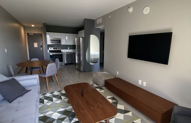 King Bed Full Service Apt - Photo 3