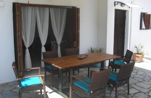 Kamari Guesthouse - Photo 8