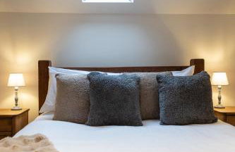 The Coach House - Beautiful Home in Cheltenham! - Photo 155