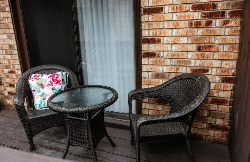 Rest Easy Retreat - 2BR Near SHSU - Pool - WiFi - Free Parking - Foto 76