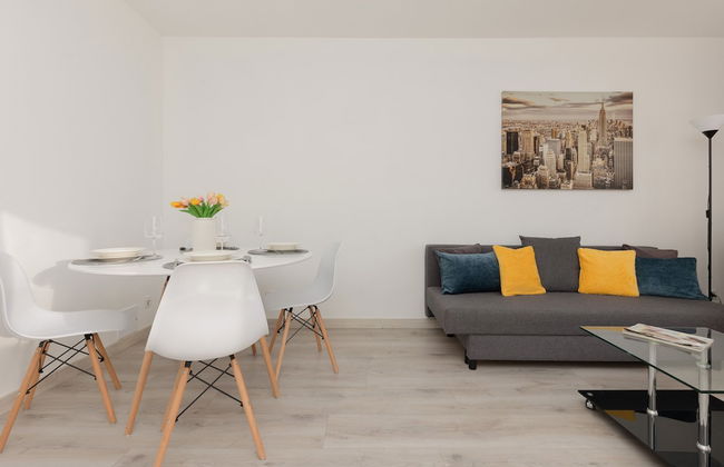 Kopcińskiego Apartment Warsaw by Renters - Photo 11