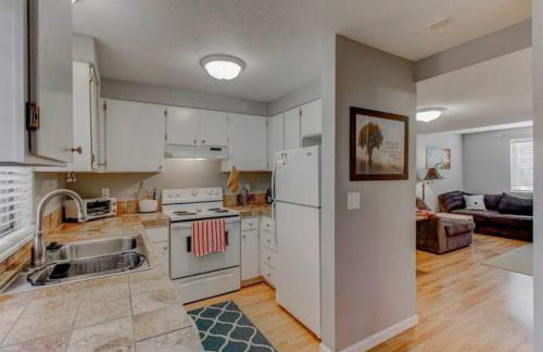 Luxe on Penn Family Friendly, Toddler amenities, baby proof with baby gate, toys, bath toys, cups and plates, Separate Workstation with Desk and Monitor, located in desirable SE Boise next to the Greenbelt and Boise River - Foto 14