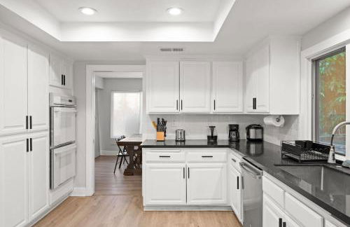 Serene Hilltop Oasis Above the City w Private Pool - Foto 19