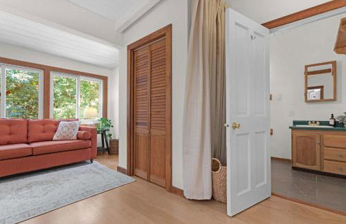 Serene Retreat with Hot Tub - Fire Pit - Deck - Foto 42