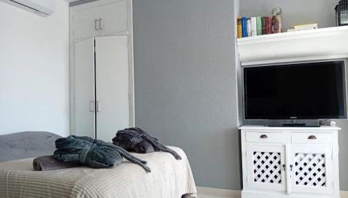 Studio with pool and sunrise view at 10 min beach walk - Foto 3, towels, wardrobe