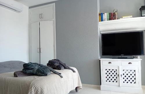 Studio with pool and sunrise view at 10 min beach walk - Foto 3