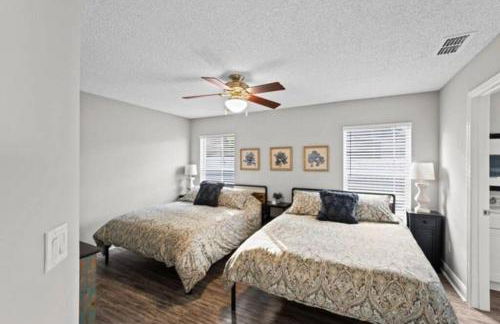 Retreat with Heated Pool in a Serene Community - Foto 18