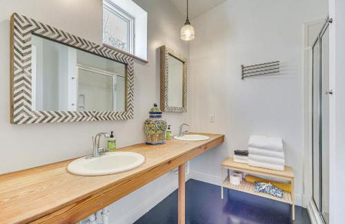 Porch with Swing and Kayaks Rural Mississippi Retreat - Foto 14