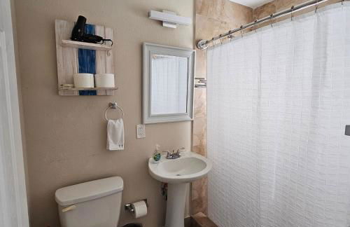 Prime Location Gateway with Pool & Patios, Near Beaches, Groceries and Restaurants - Photo 56