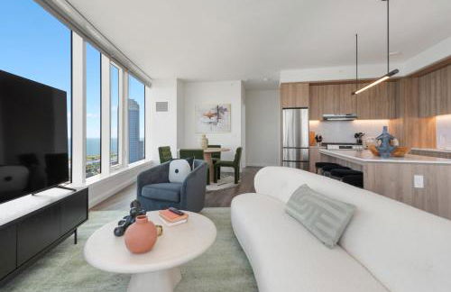 Lux Apts with Lake Views and Top Amenities - Foto 15