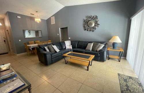 3 Bedroom Villa with Poolside Cinema and Games Room Close to theme Parks sleeps 6 - Photo 2