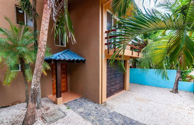 Nicely priced duplex in Surfside with private pool and AC in every room - Photo 45