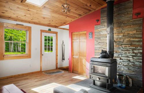 Cabin w hot tub & kayaks by river - Foto 27