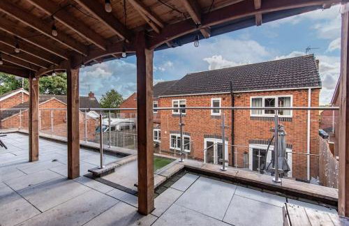 5Bed House with Games Room & Slide! Fast WiFI & FREE Parking - Photo 9