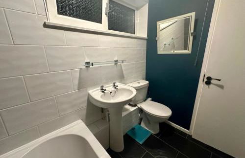 Cozy Four-Bedroom Home with Hot Tub, Garden, CONTRACTORS WELCOME - Close to Shops, Restaurants, Hospital and Park - Photo 35