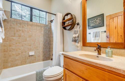 Scenic View! Lake Travis Cabin Near Pools and Marina - Foto 17