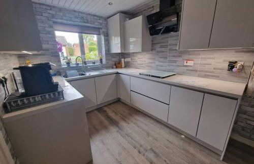 Spacious 3bed semi/Gamesroom/Drive/10mins to City - Foto 16